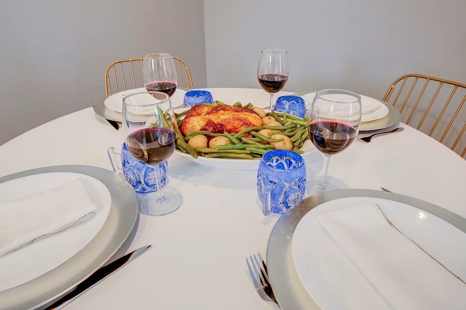 Share your food at this dining table which comfortably accommodates 4 guests.