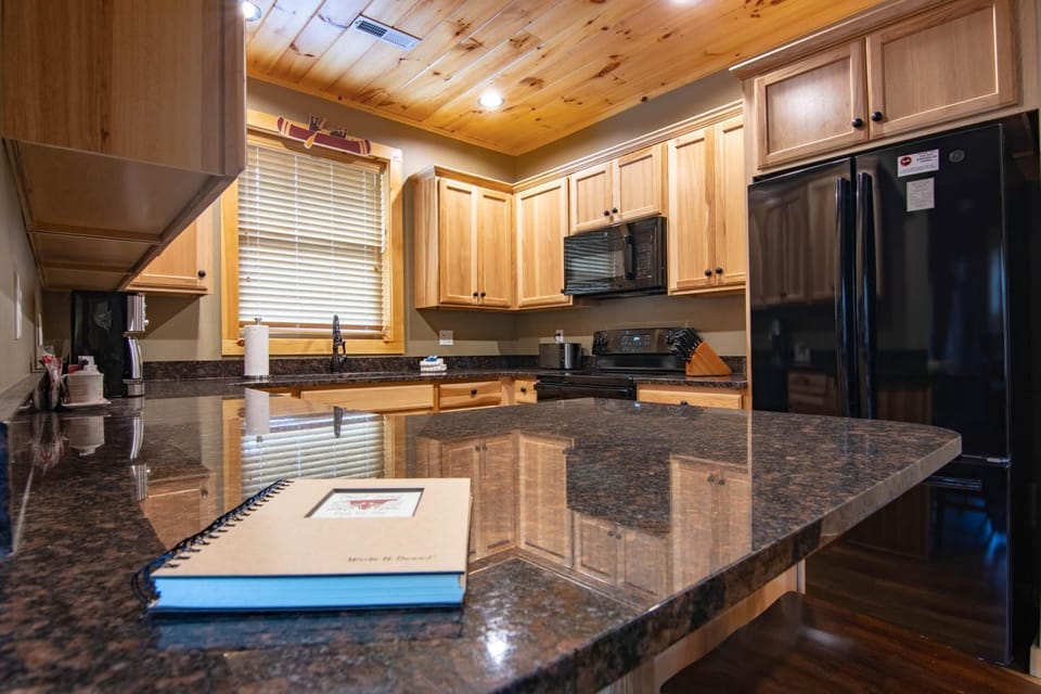 Red Oak Hideaway - Walkable to Downtown Gatlinburg (186)