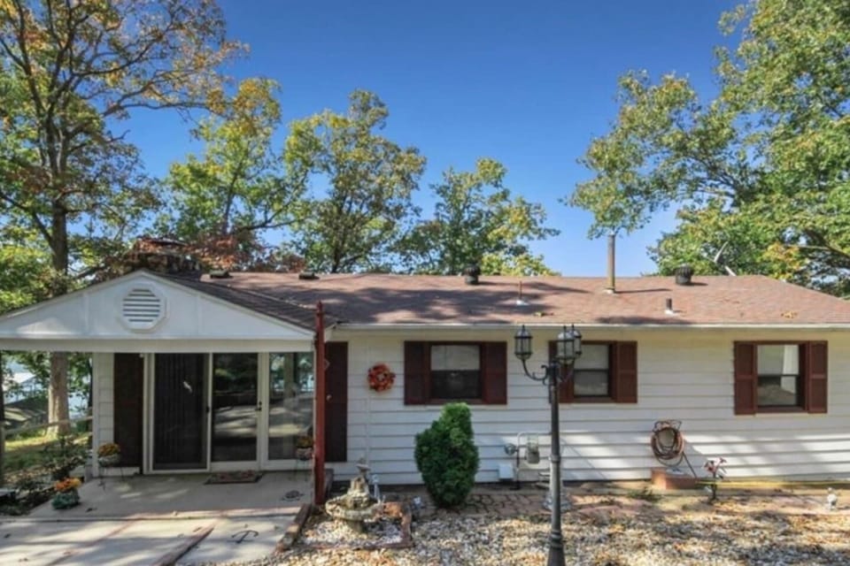 This 1960s lake home shows off its character with its red shutters and accents.