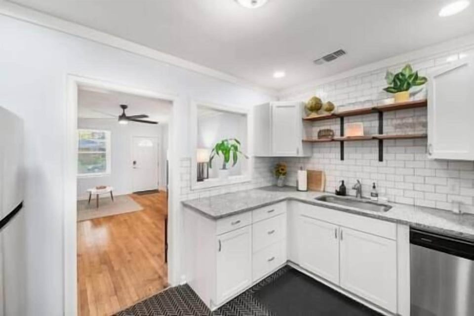Spacious kitchen with Granite countertops.