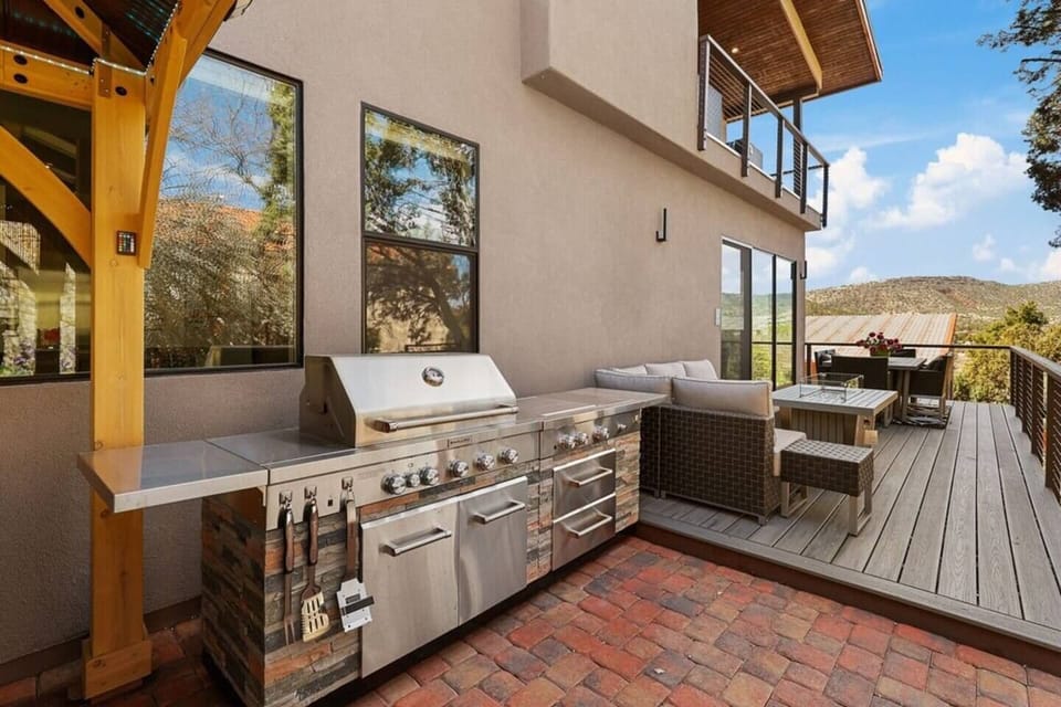 Hot tub under a gazebo, propane gas BBQ grill, gas firepit and dining al fresco!