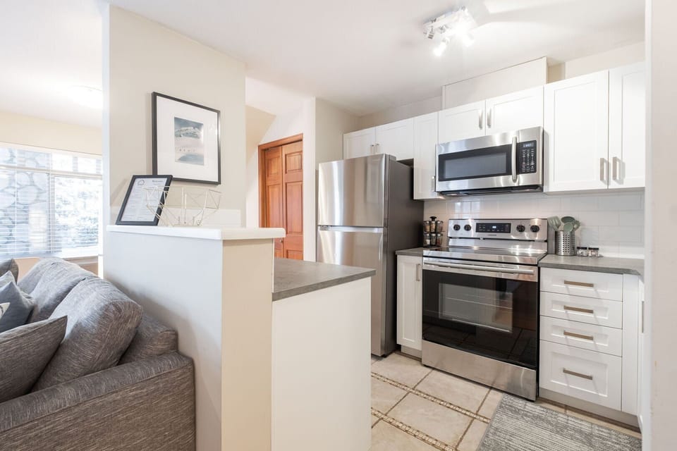 Full kitchen: Stainless steel appliances