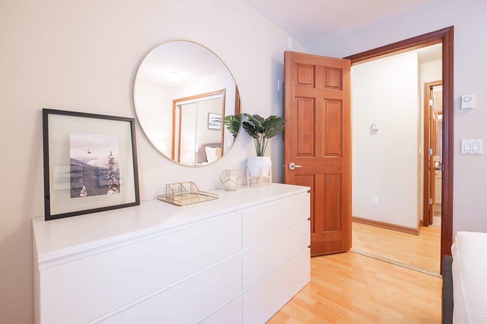 Primary bedroom: Queen bed