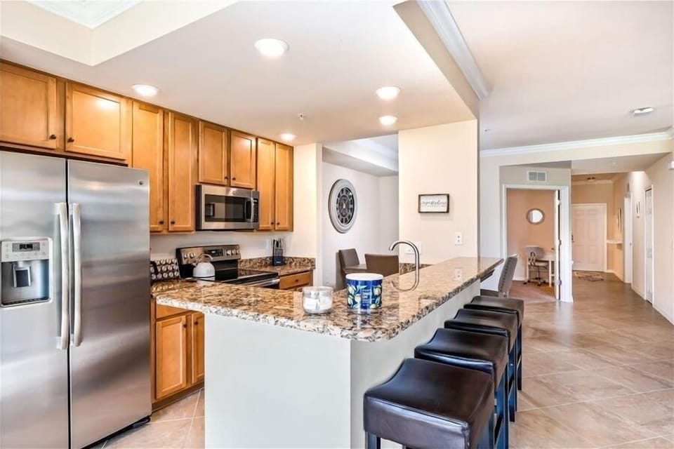 Kitchen w/ Breakfast Bar (Seating for 4)