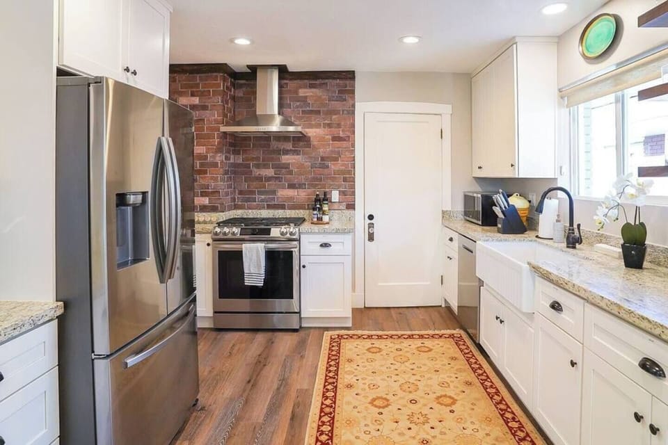 Fully appointed chef's kitchen