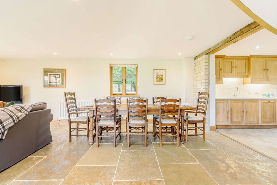 Owls Roost Dining Room - StayCotswold