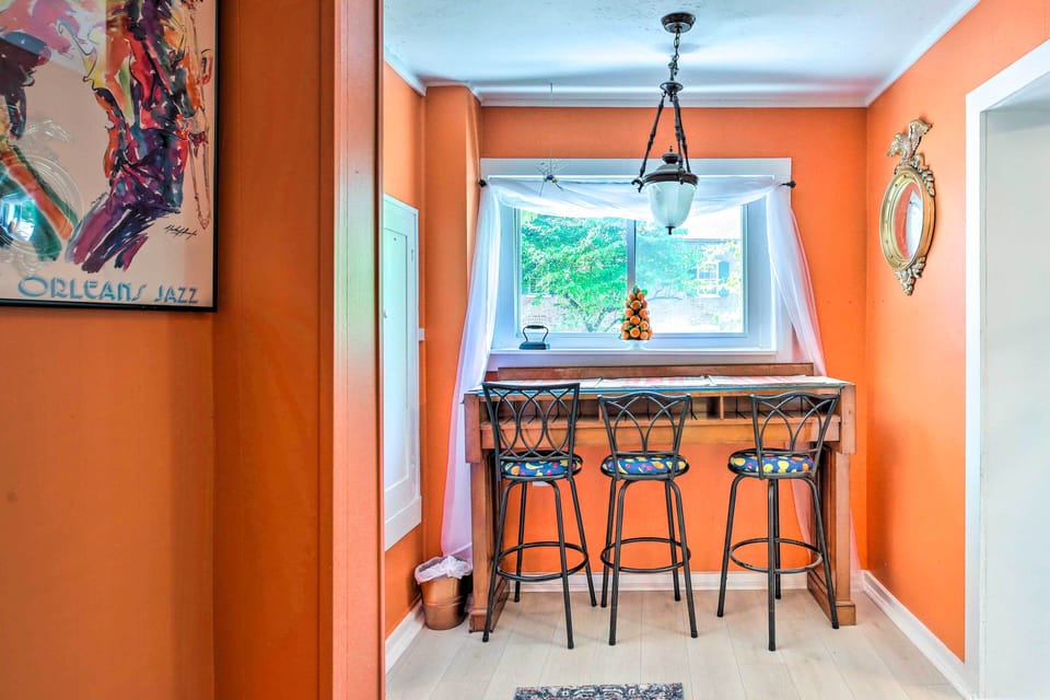 Breakfast Bar w/ Seating | 1st Floor