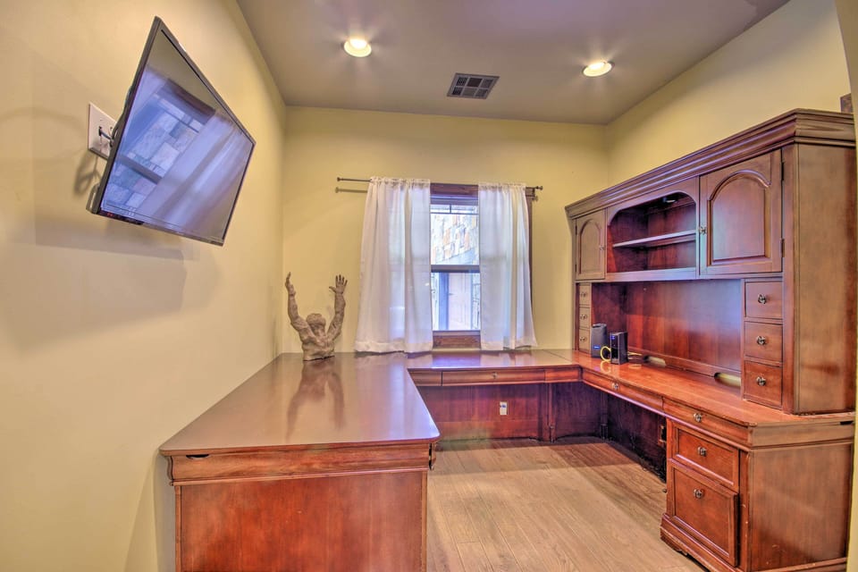 Office | Smart TV w/ Cable