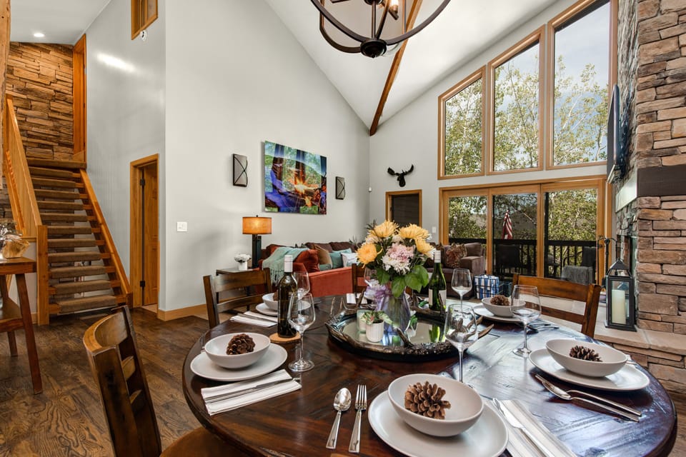 Dining Area with seating for 6
