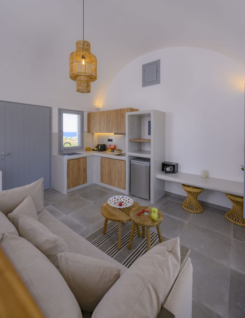 Living Room & Kitchen 