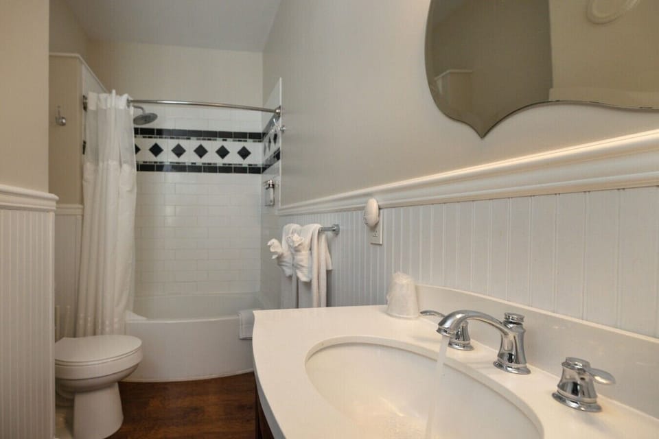 Captain 7 bathroom