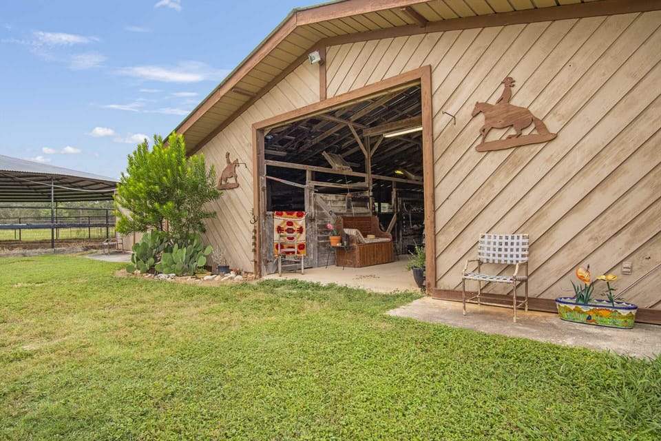 Founded by an expert cowgirl, Doe Creek Ranch is welcoming to horses, too! Ask us for details if you'd like to bring yours along.