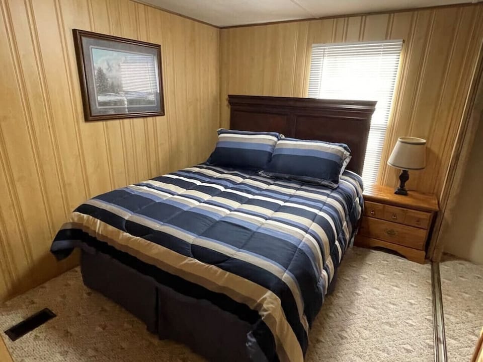 Bedroom 2, queen bed