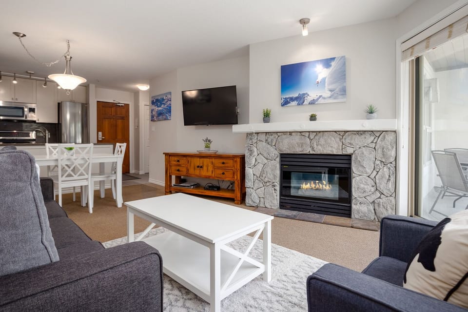Watch your favorite shows on the smart TV or enjoy après-ski drinks by the fire.