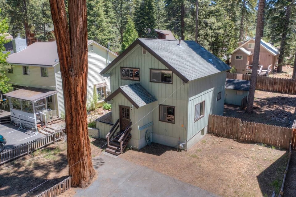 Cabin is just a short walk away to Kings Beach and Brockway Golf Course.