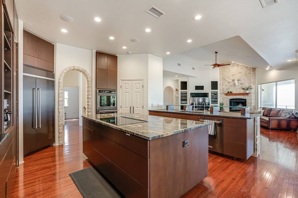 Luxurious kitchen -Microwave-Stove-Refrigerator/Freezer-Dishwasher