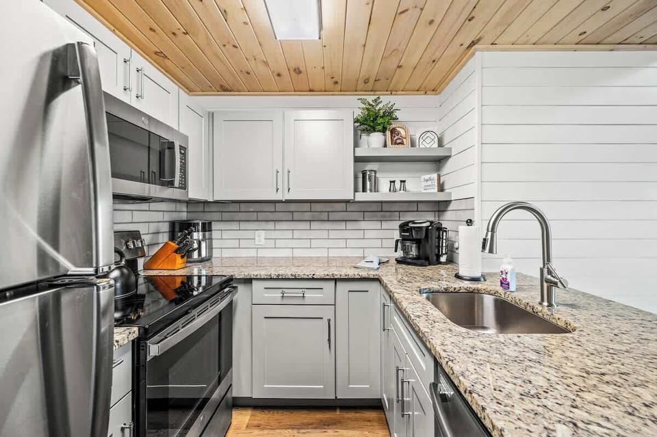 Features all stainless steel appliances and is fully stocked with all kitchen essentials