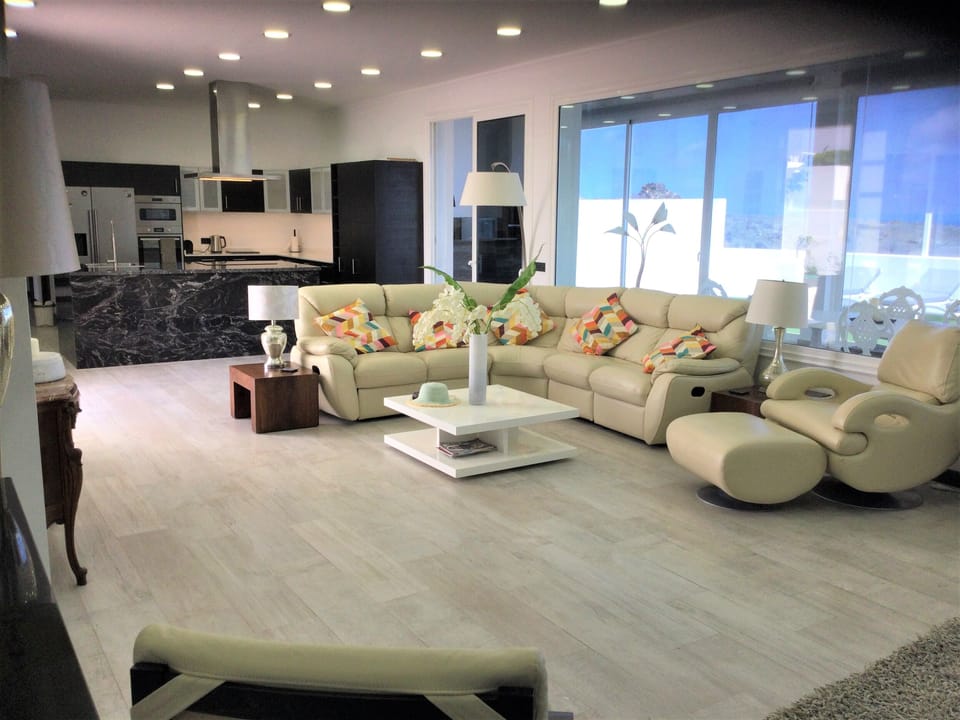 huge entertaining areas