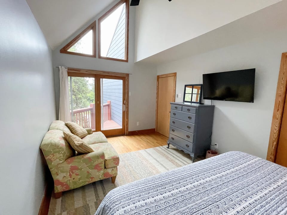 King Bedroom (alternate view)