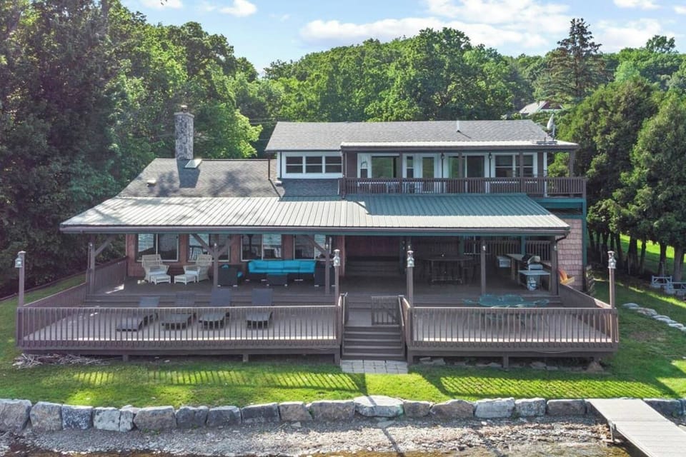 Ever dreamed of breathing in the fresh air of a lake view home? This is your dream come true! We’ve got the perfect place for you to relax, with spectacular views of the lake and a cozy ambiance of this place.