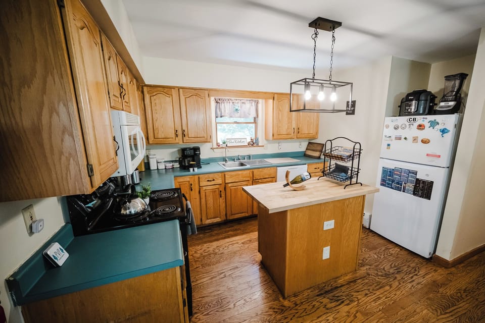 Fully stocked kitchen for all your meal prep needs. (1)