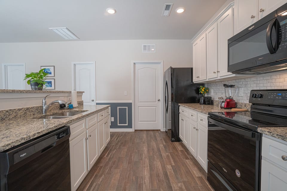 Spacious, open and inviting kitchen: Everything you need is here for you. 