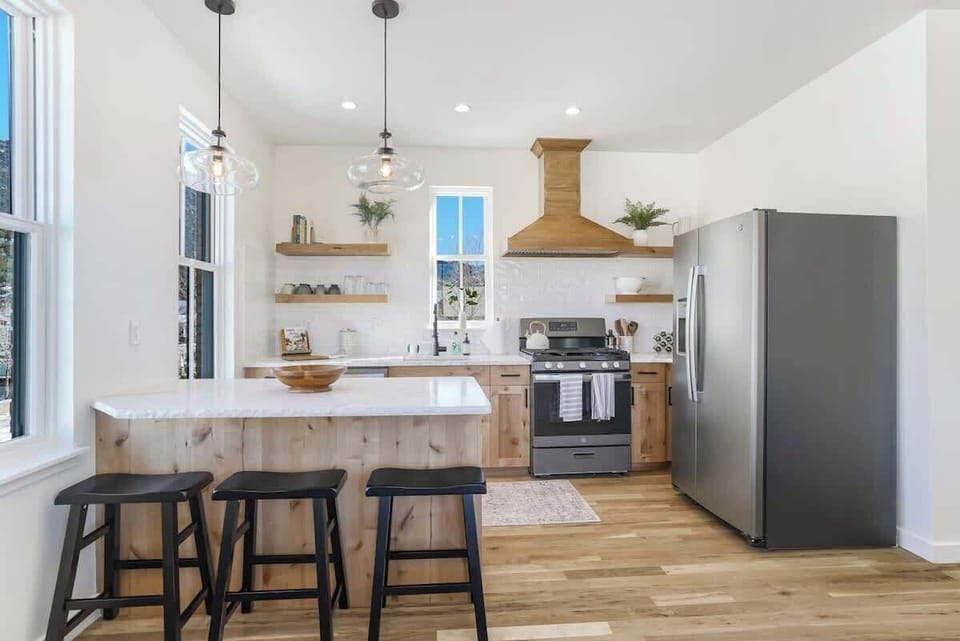 Welcome to Your Home Away from Home! Our Fully Equipped Kitchen Awaits, Ready for Your Perfect Meals with Loved Ones. Enjoy the Spacious, Modern Layout, Complete with Everything You Need.