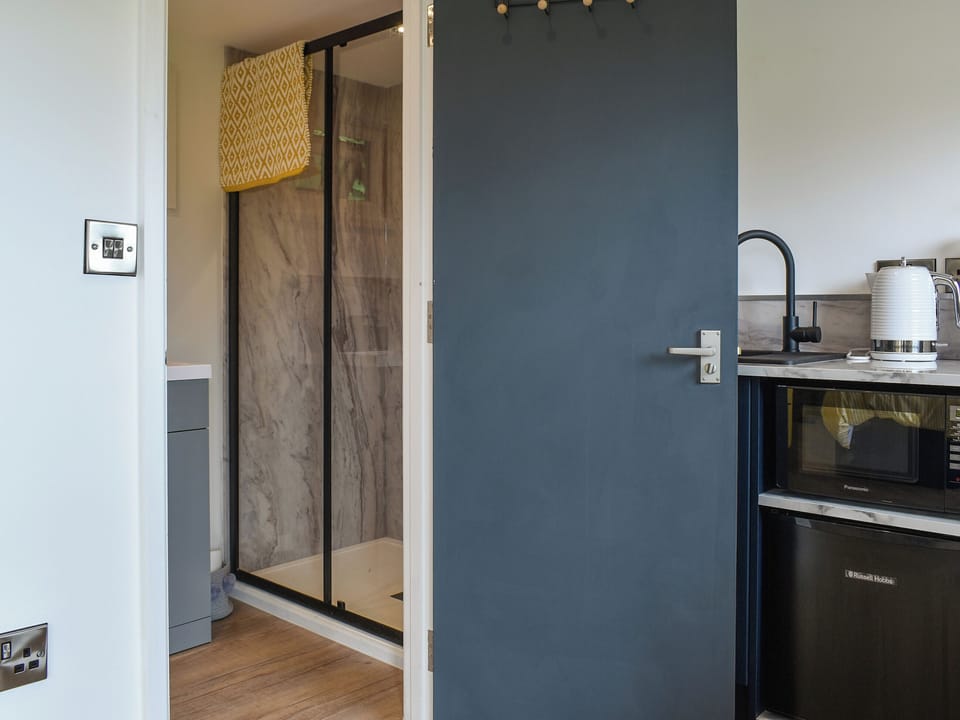 Shower room | Honeypot Lodge - Sunny Pooh Corner, Beaworthy