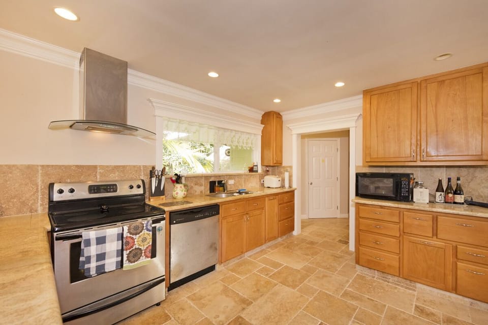 Full kitchen with utensils