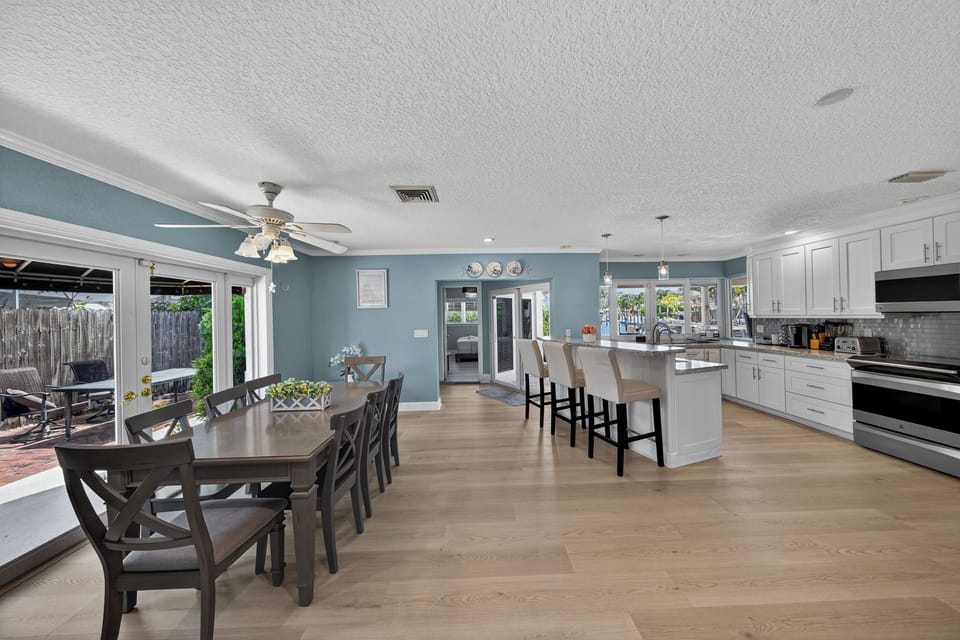 Kitchen dining area - seats 8