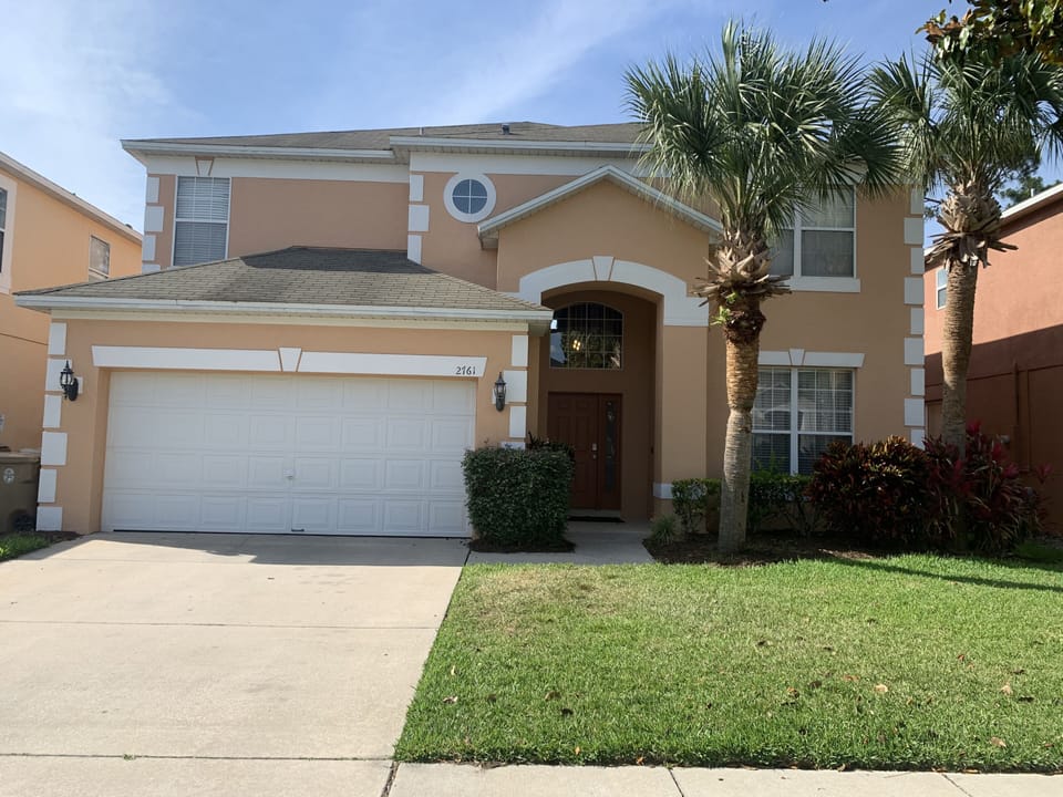 Large, 8 bedoom house in gated community.