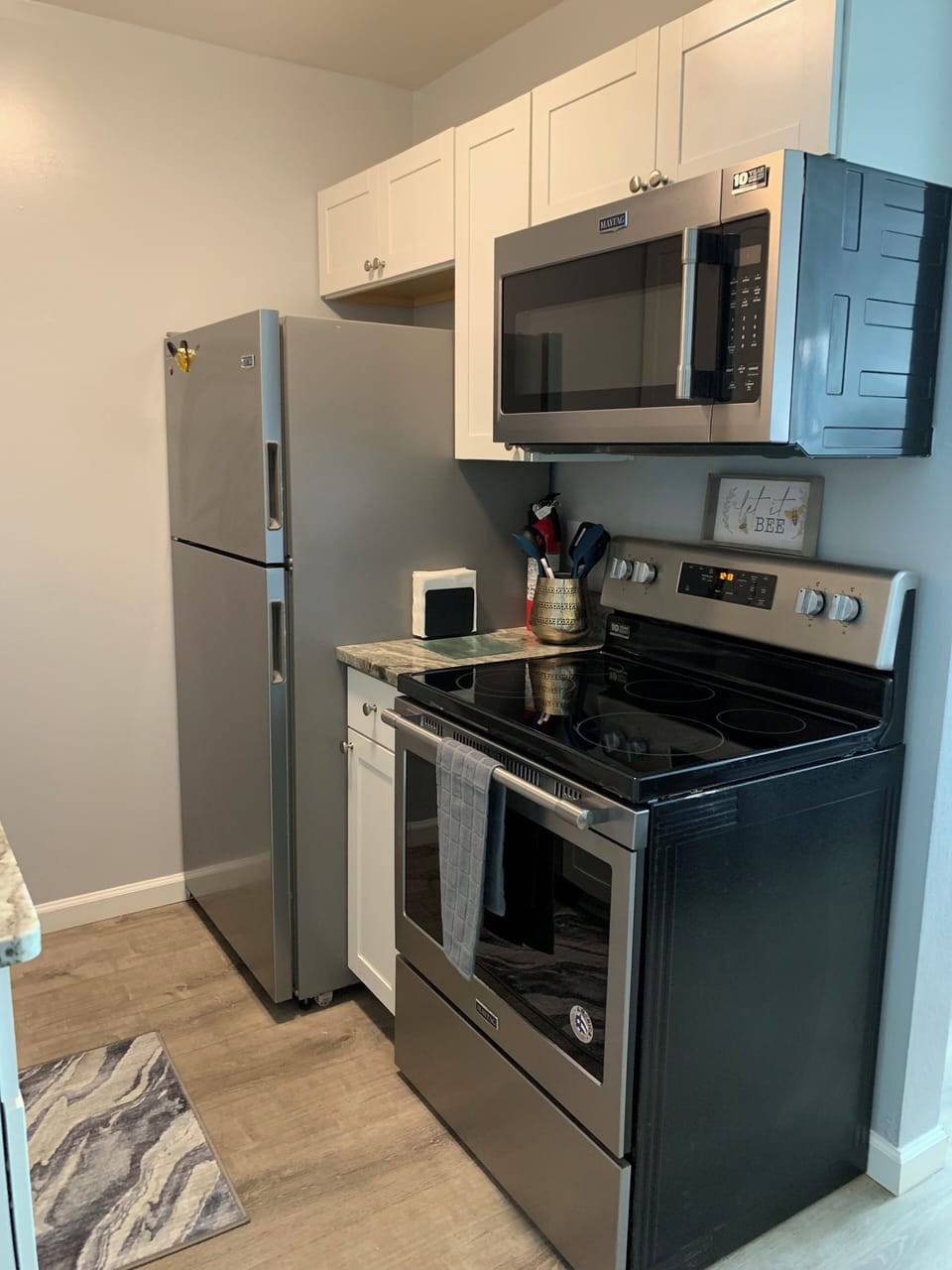 Fully equipped kitchen with microwave, stove/oven, full size fridge