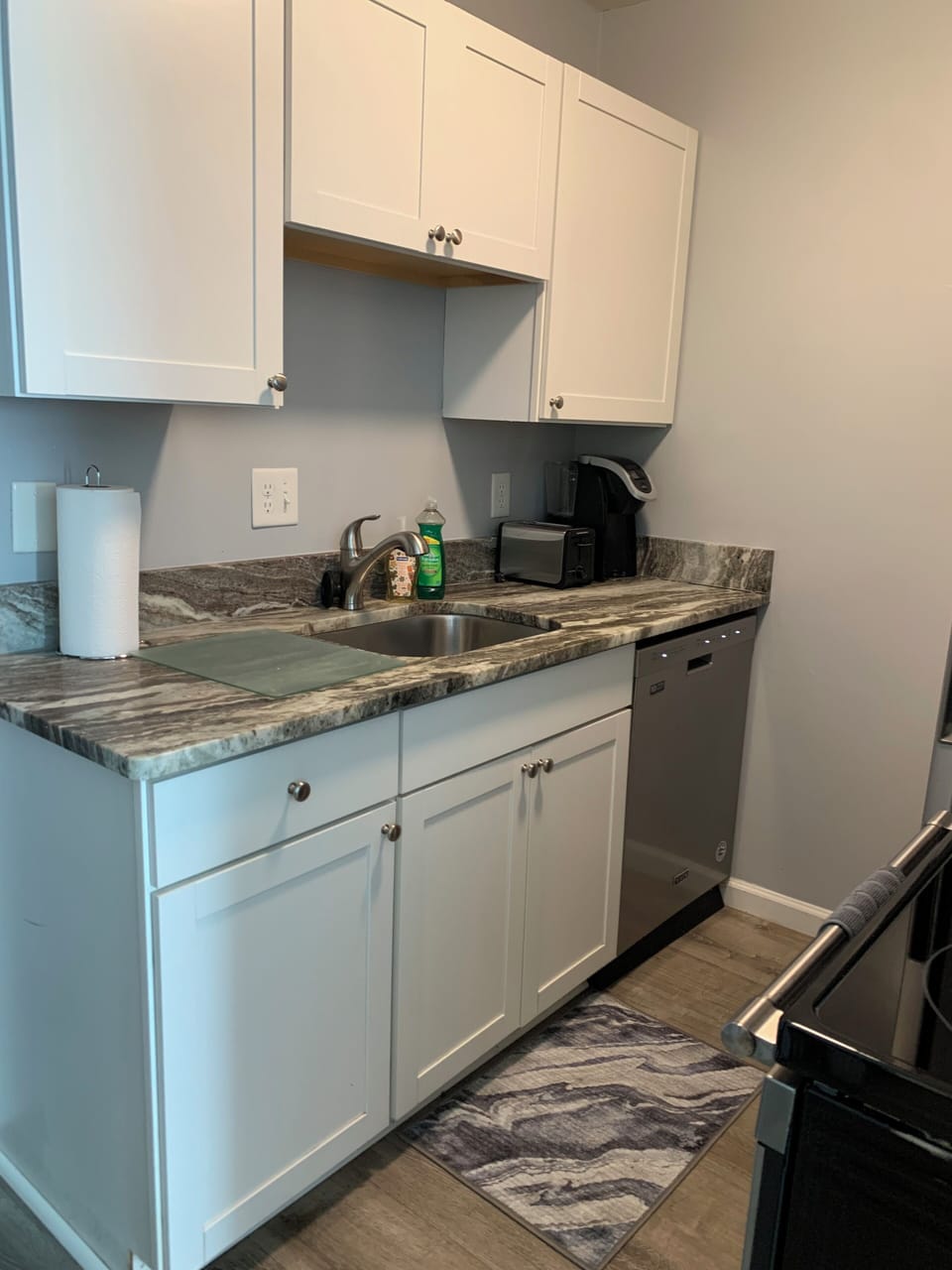 Eat in the fully equipped kitchen or walk to all oceanfront restaurants and bars