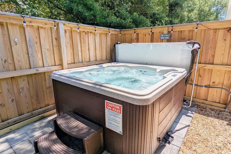 Private hot tub with mood lighting :) 