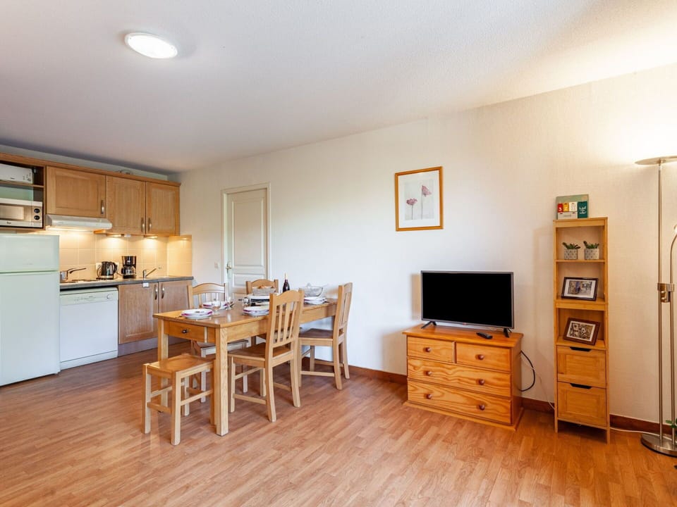 Table, Furniture, Tableware, Property, Sky, Chair, Textile, Interior Design, Wood, Tree