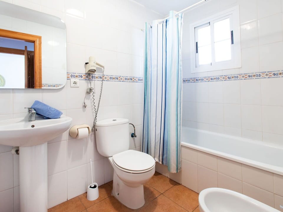 Plumbing Fixture, Mirror, Property, Sink, Toilet Seat, Toilet, Tap, Blue, Purple, Bathroom