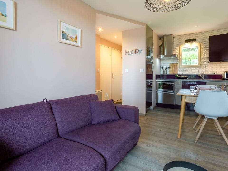 Furniture, Couch, Property, Table, Building, Picture Frame, Wood, Interior Design, Architecture, Floor