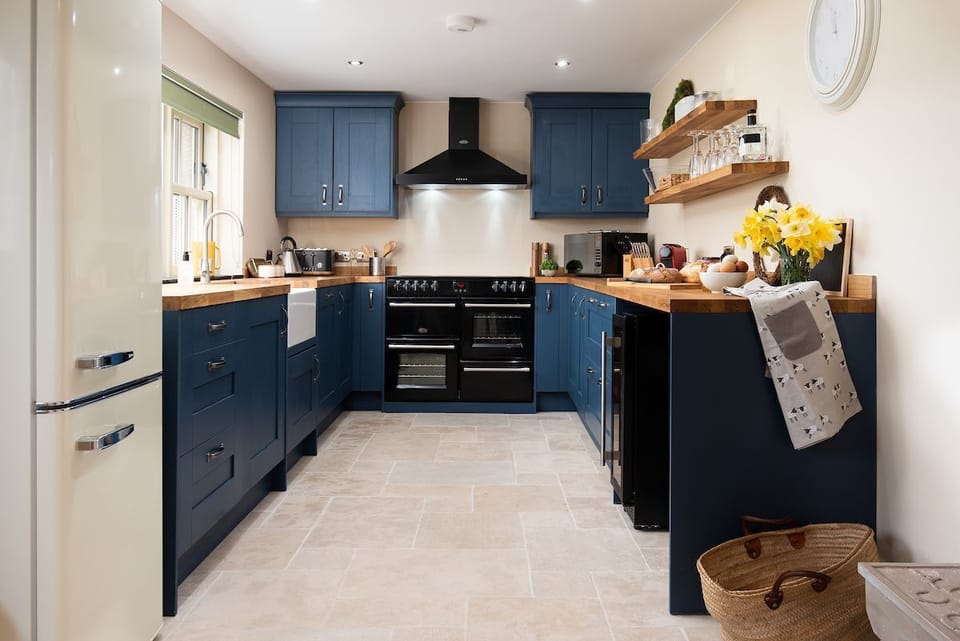 Goose Cottage - well-equipped kitchen with deep blue, shaker-style cabinetry and range cooker