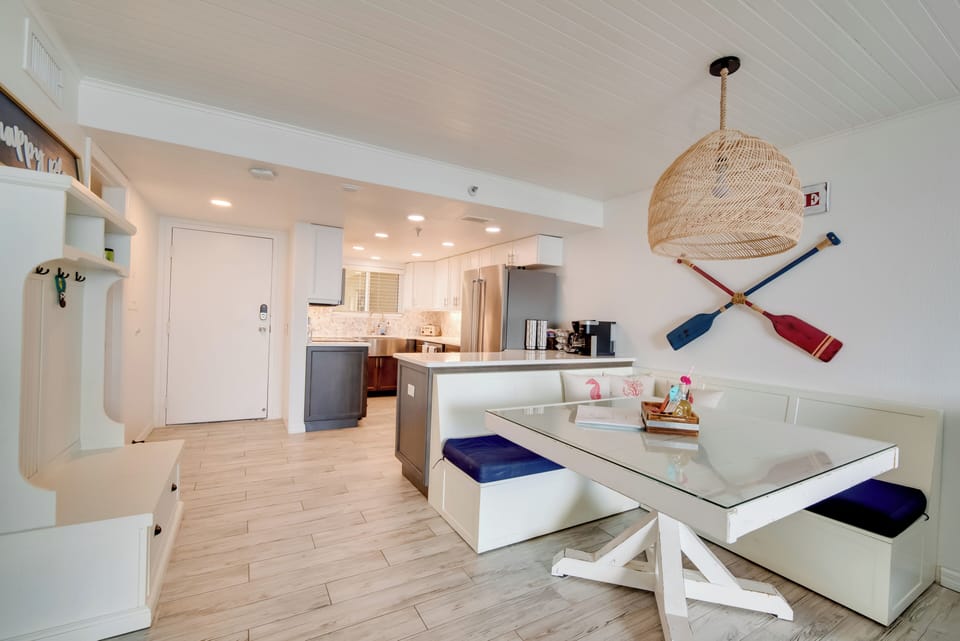 Dining Area | Dishware & Flatware Provided