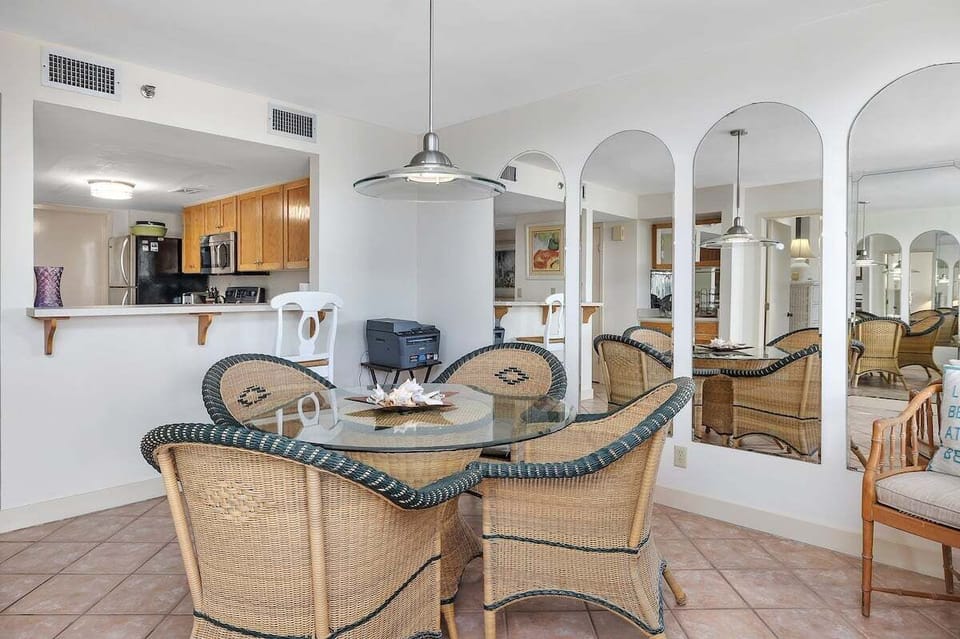 North Breakers 309 - Dining table with four chairs