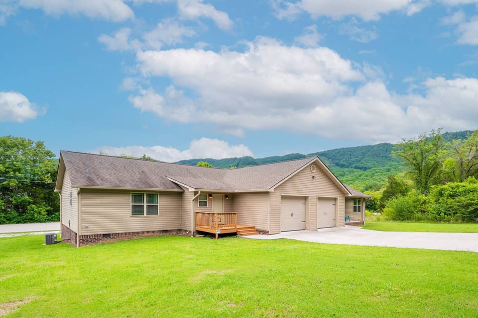 TN Delight 4 on the left and TN Delight 6 on the right - large garage between to ensure privacy for both units
