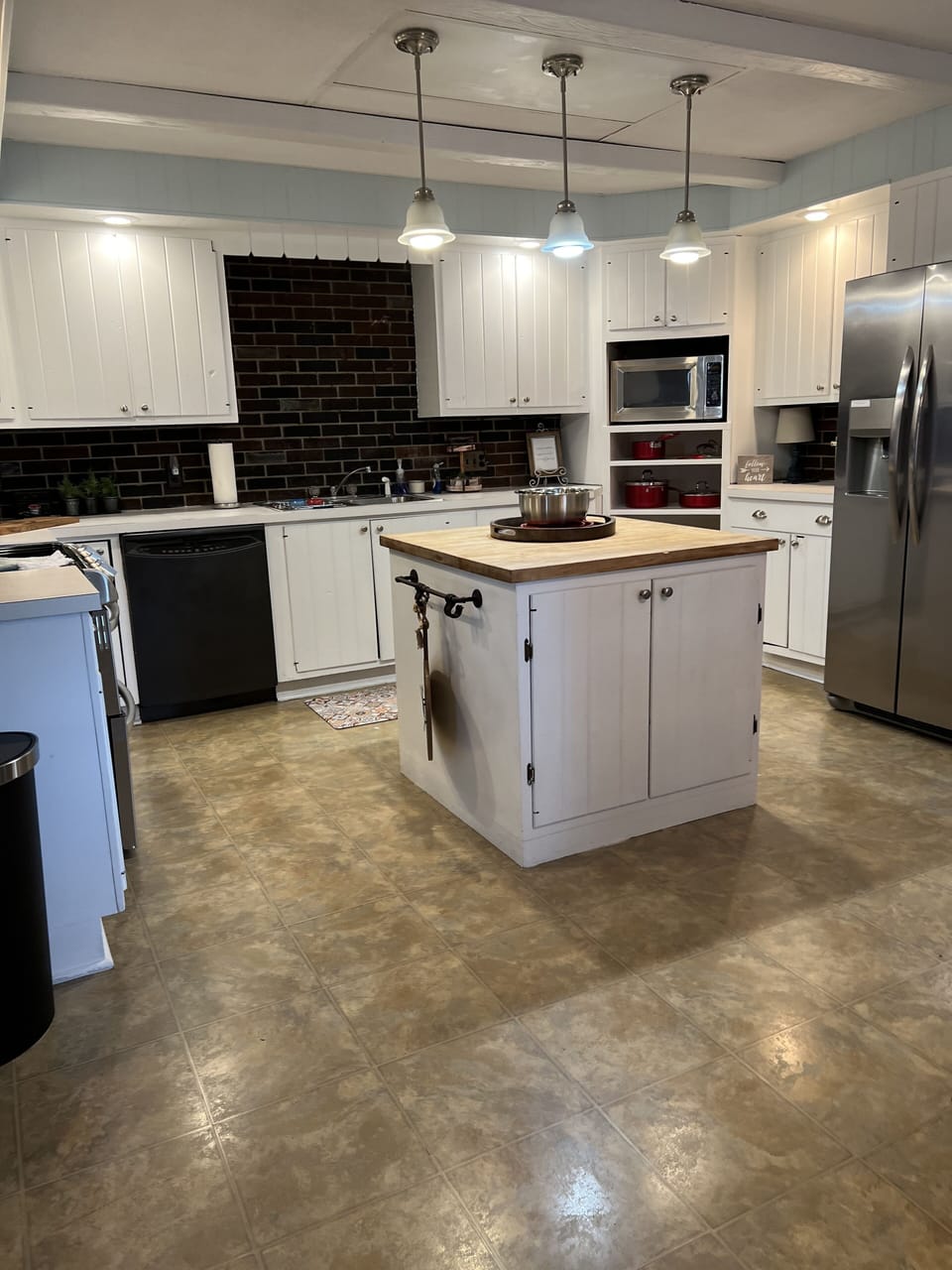 Full size eat in kitchen 