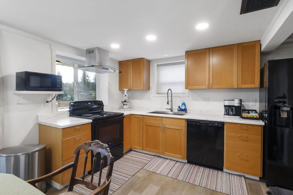 Main Living Area Kitchen, New Appliances & Fully Equipped 