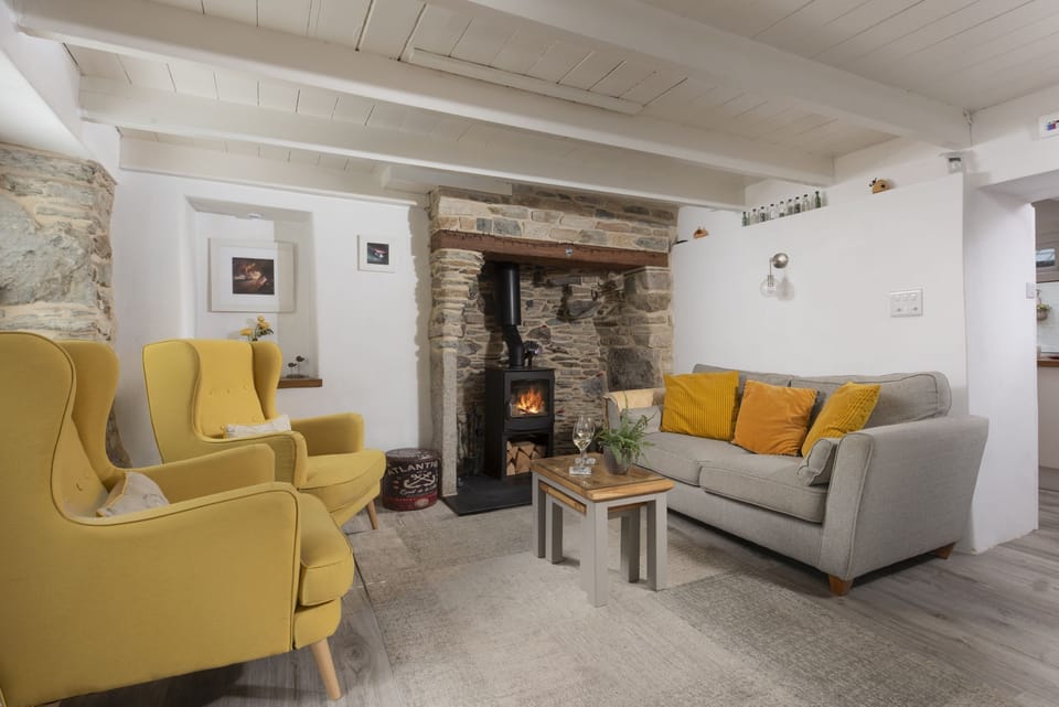 Open plan living space with seating for 4 - Eastleigh Cottage