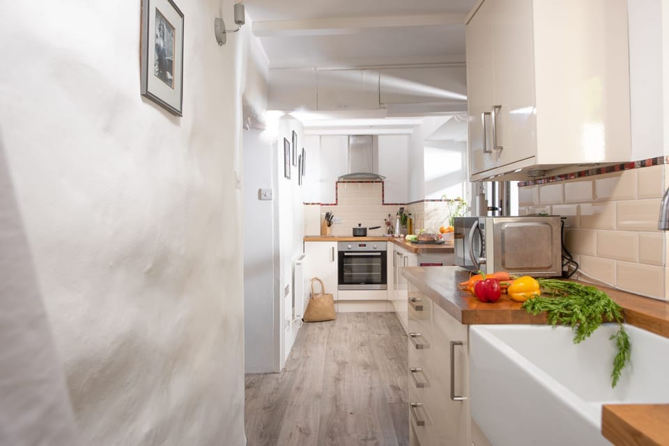 Fridge, electric oven, grill and hob, microwave, kettle and toaster - Eastleigh Cottage