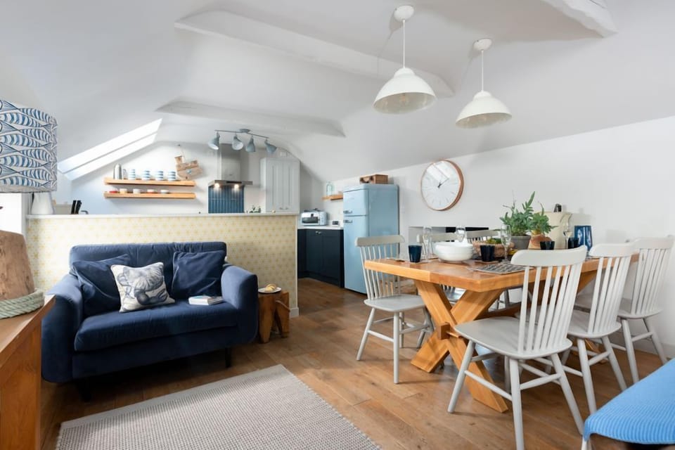 Living room at Menehay, Mawgan Porth, Cornwall, self catering with Beach Retreats.