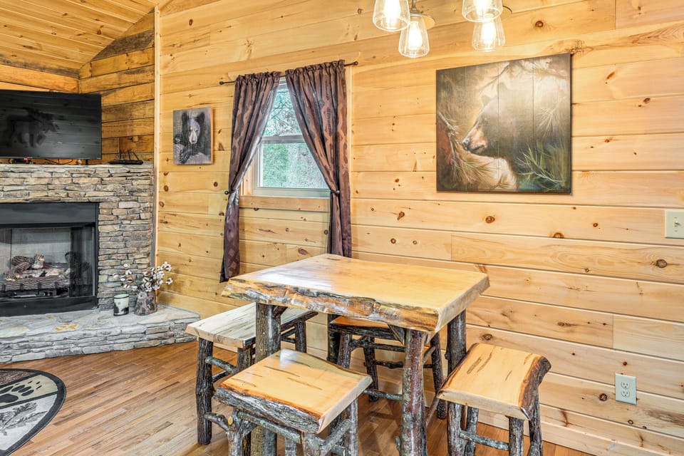 Dining Area | Dishes & Flatware Provided