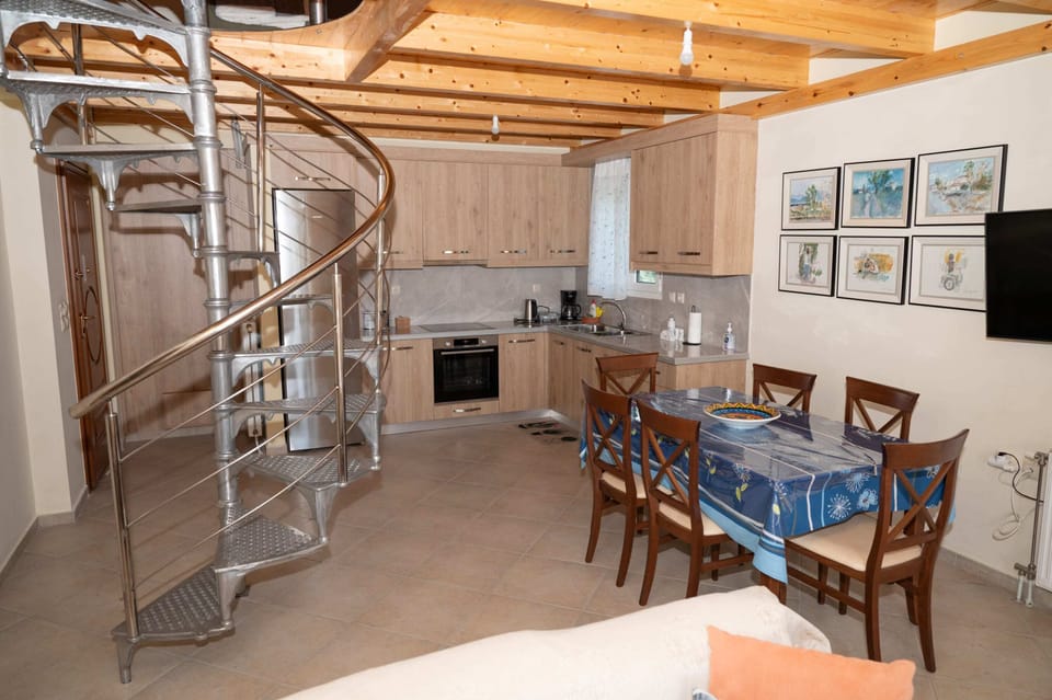 Maisonette Kitchen – Equipped for Full Meal Prep
Rustic-style kitchen with appliances and dining table, suitable for everyday cooking.