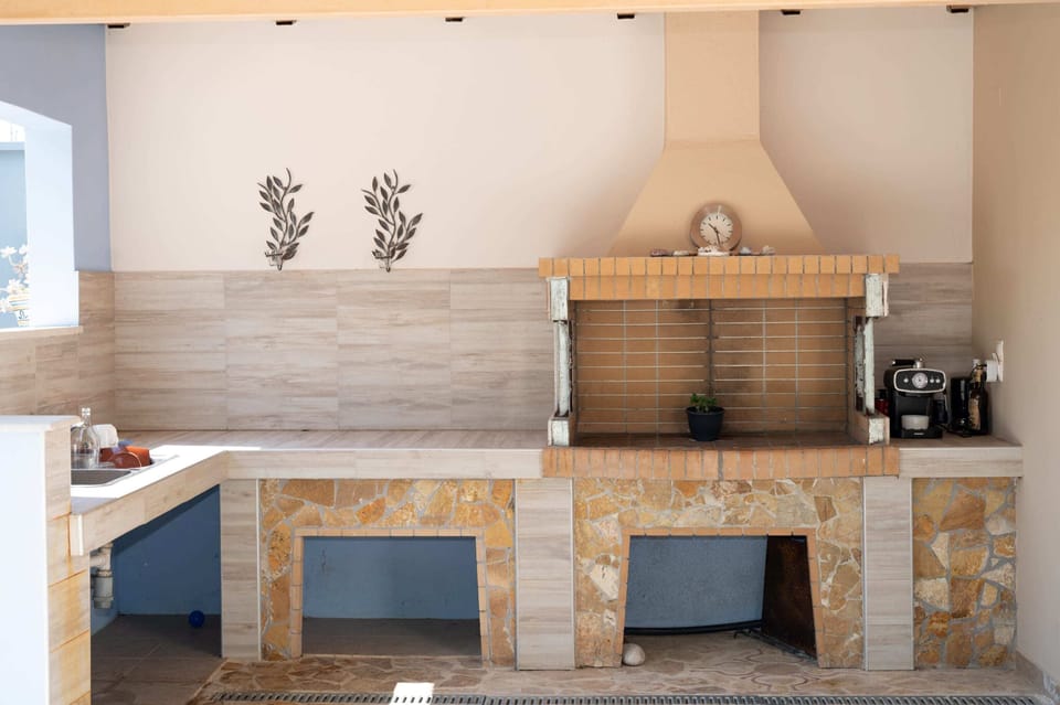 BBQ Facilities – Outdoor Cooking and Dining Area
Built-in grill station available for guests to enjoy meals in the garden setting.