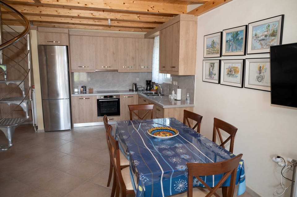 Indoor Dining – Traditional and Spacious Setup
Dining area with wood furnishings and art accents, offering a home-style atmosphere.